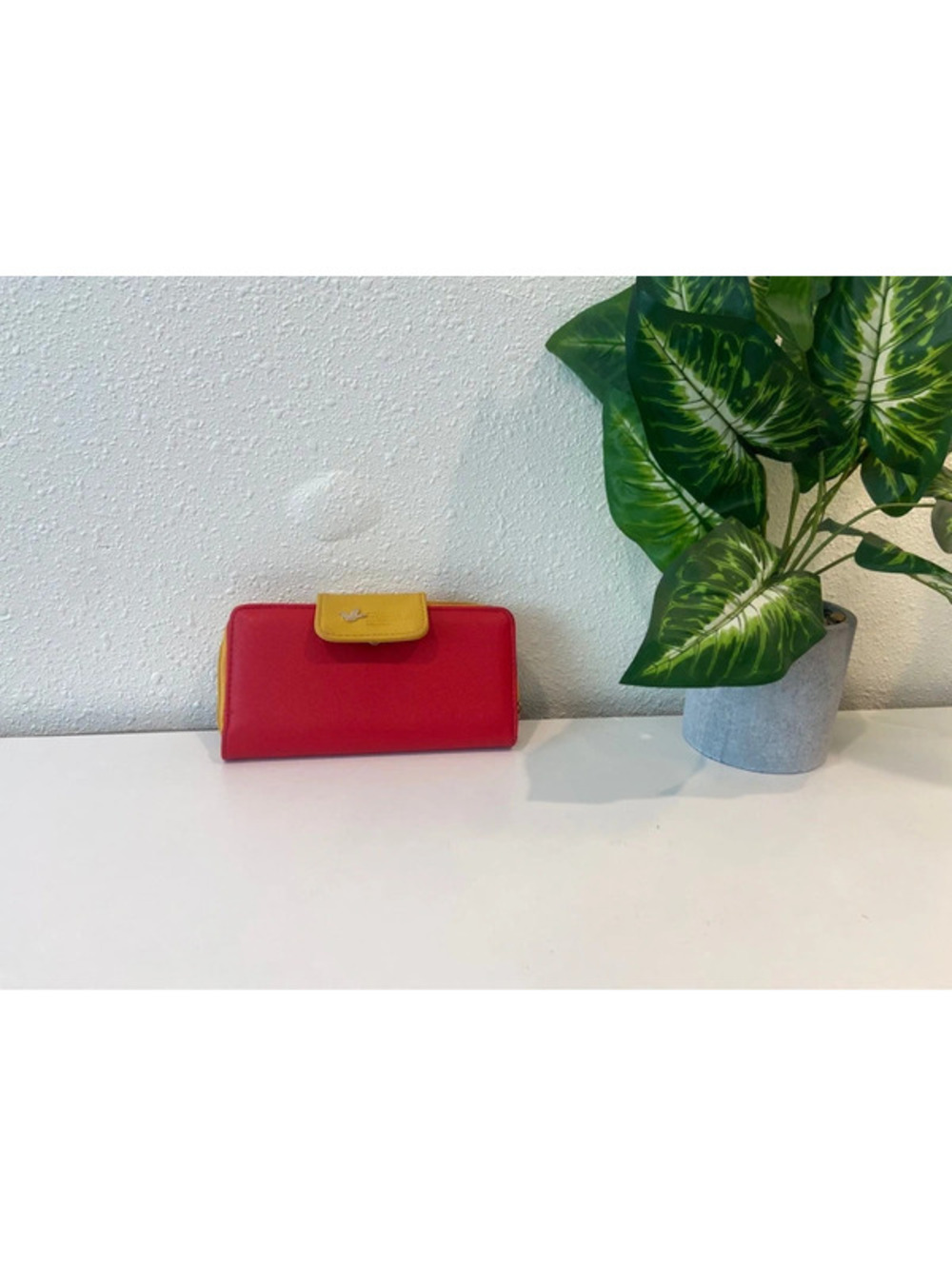 Hand wallet red and yellow bird logo clasp